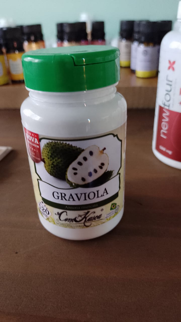Pote de Graviola da marca Com Kaiser com outros produtos naturais ao fundo